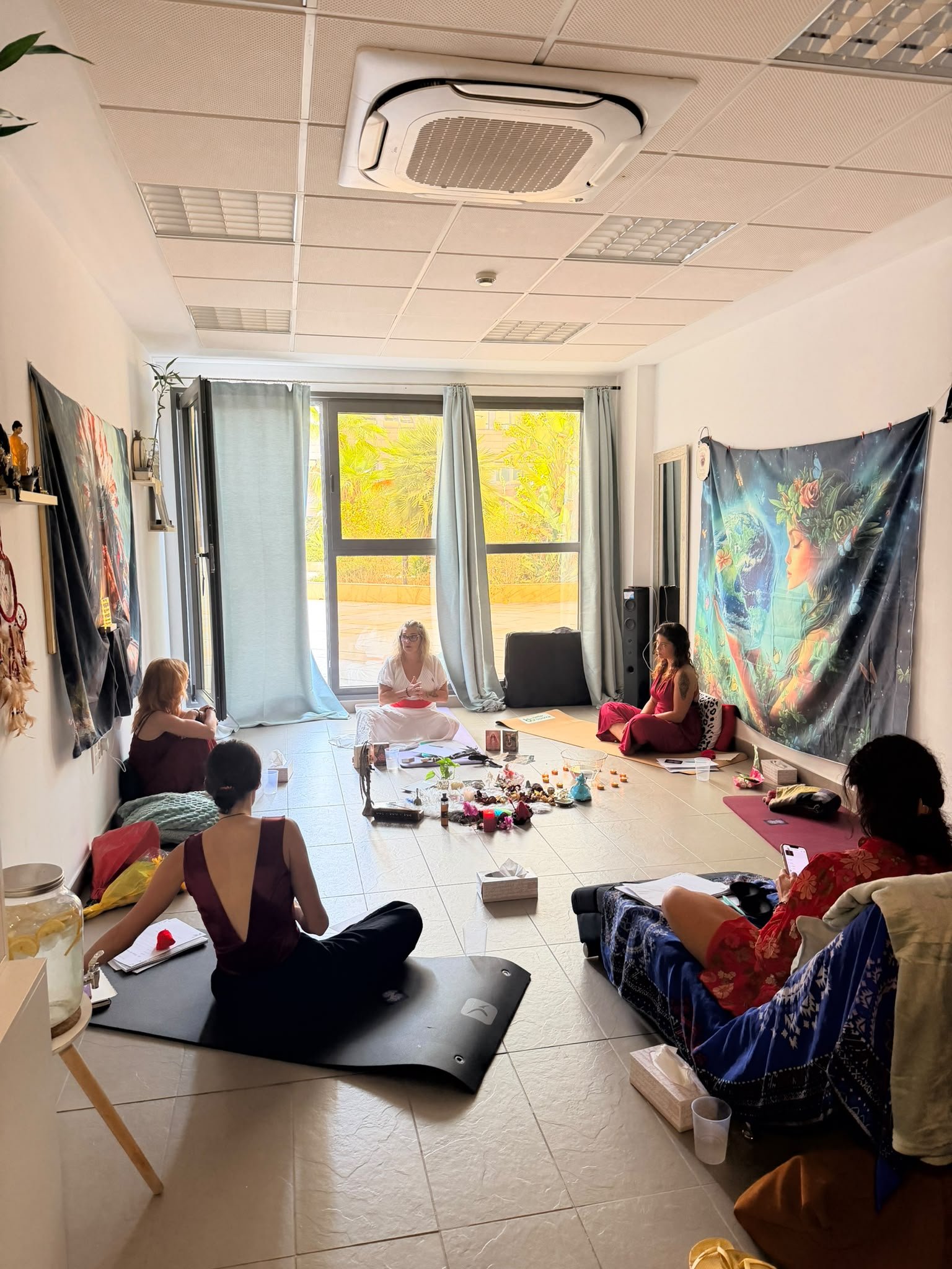 Círculo de mujeres en la sala de Raíz Sagrada