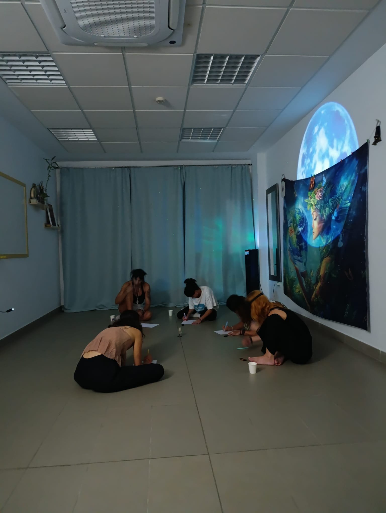 Participantes escribiendo en una experiencia de Raíz Sagrada